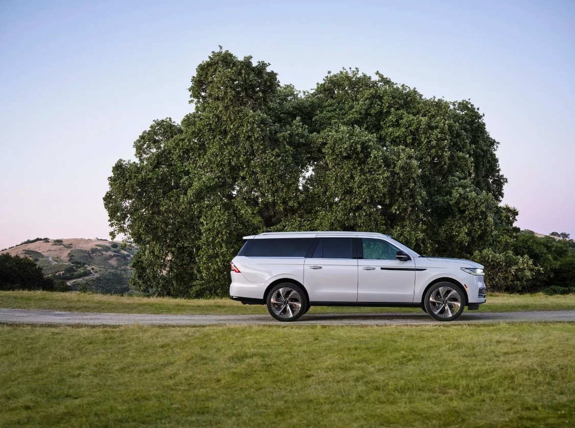 2025-Lincoln-Navigator-815-242.jpg