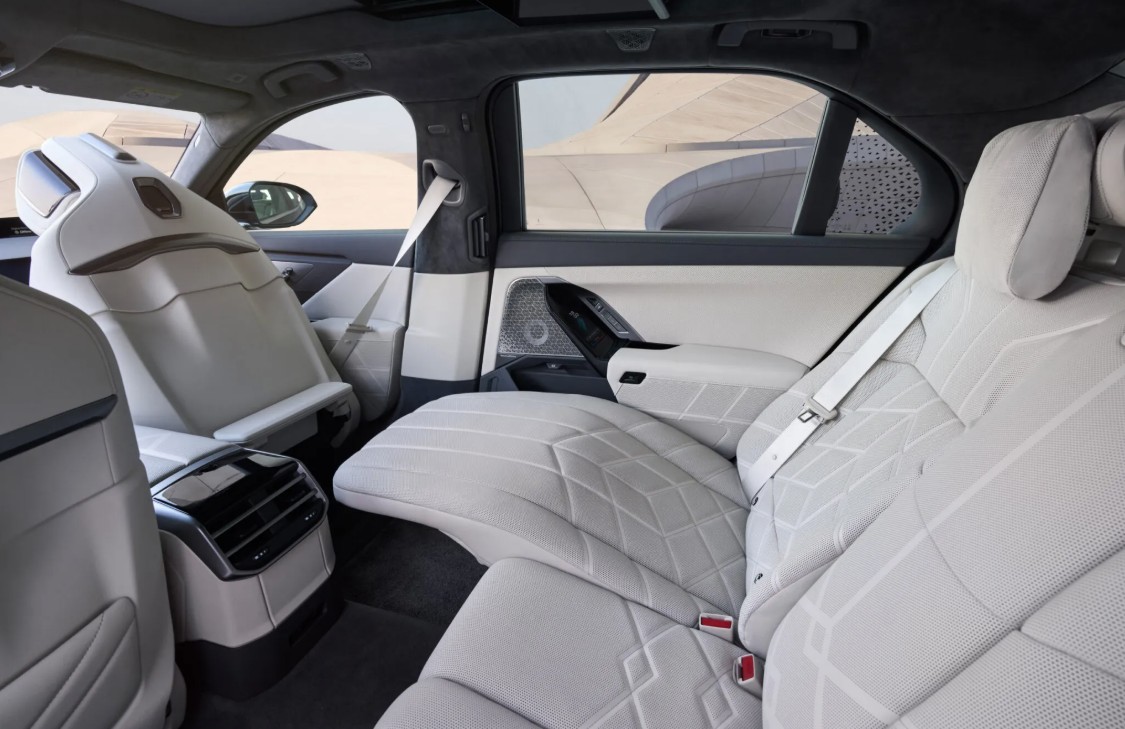 2027-BMW-7-series-LCI-debut-00024-2049.jpg