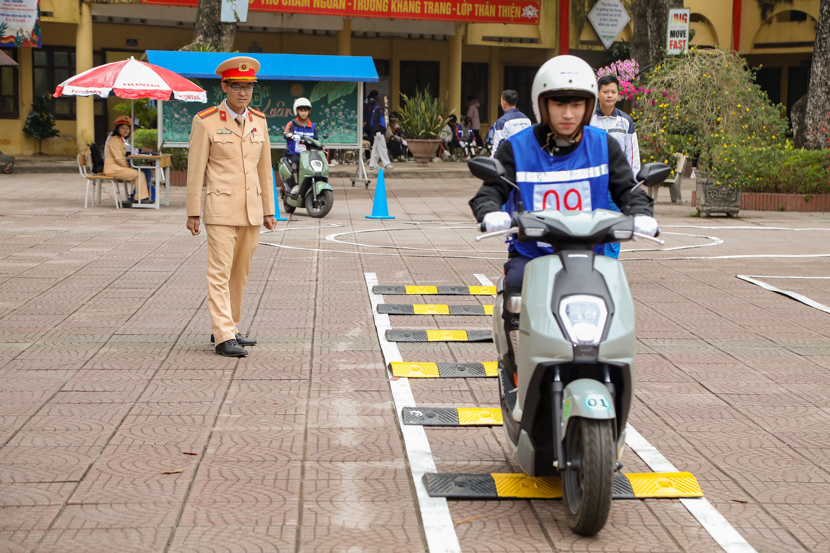 6. Học sinh thực hành kỹ năng lái xe gắn máy an toàn dưới sự hướng dẫn của CSGT.JPG.jpg