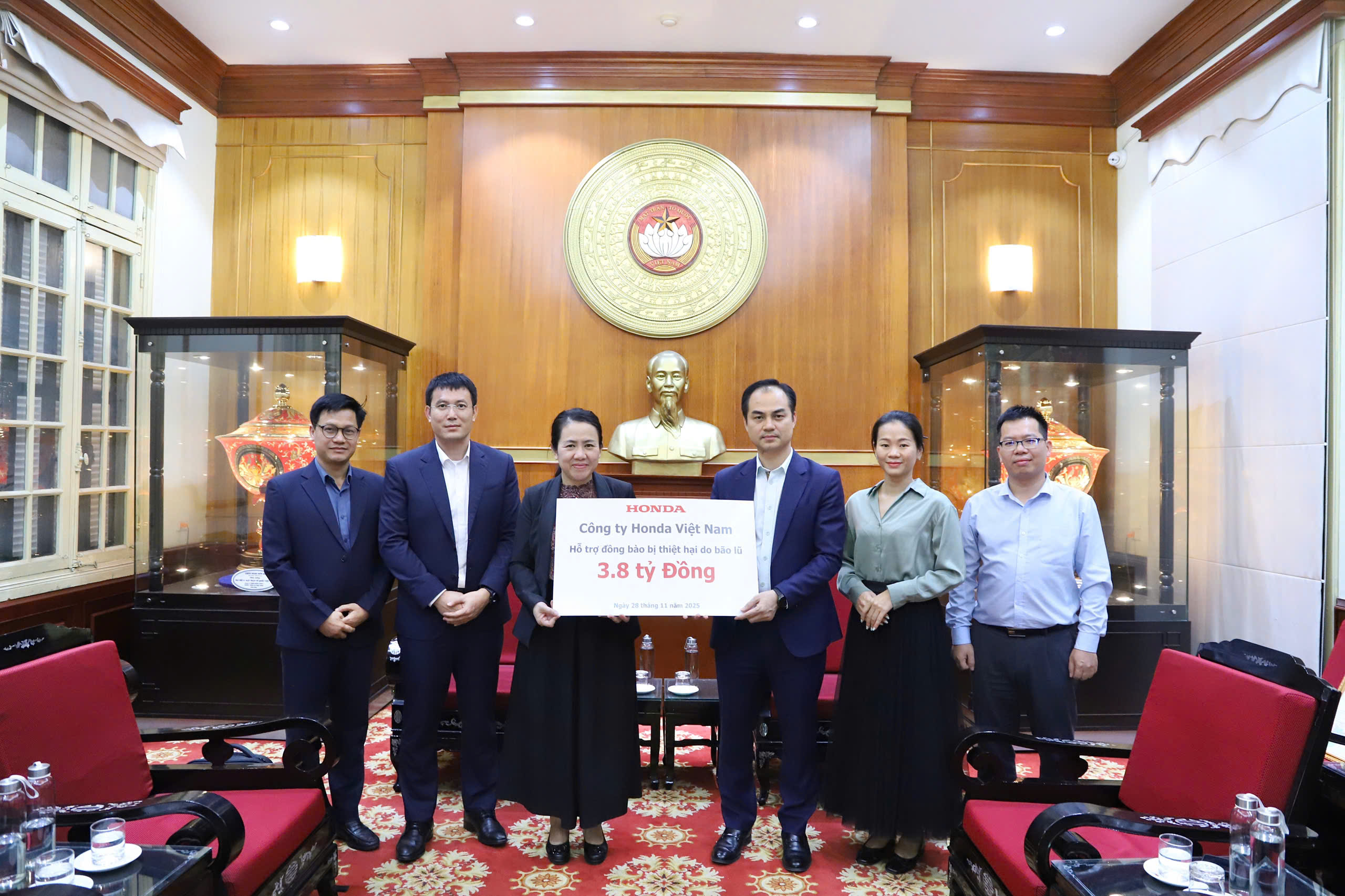 Đại diện HVN ủng hộ 3,8 tỷ đồng thông qua Ủy ban Trung ương Mặt trận Tổ quốc Việt Nam.jpg