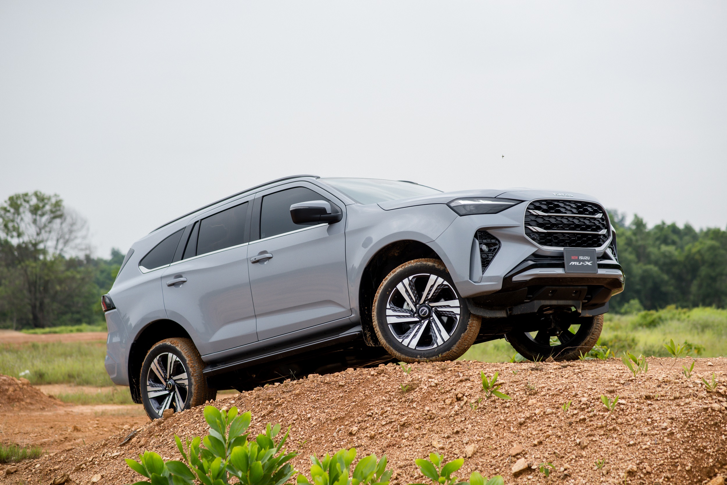 ISUZU mu-X 2025  (1).jpg
