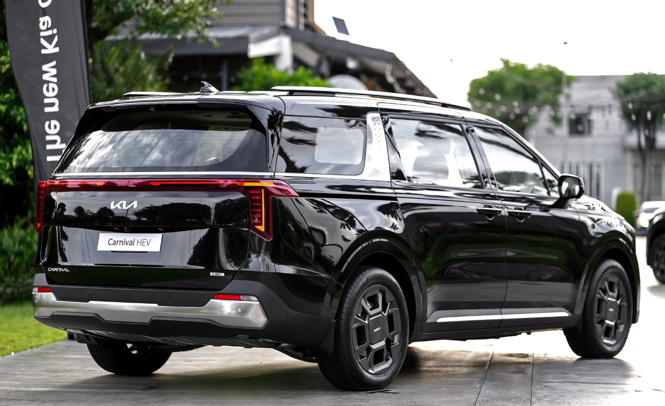KIA Carnival Hybrid 2026 2.jpg