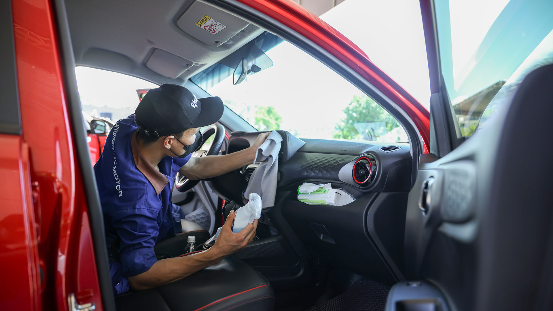 KTV chăm sóc xe của khách hàng trong sự kiện Hyundai Care Day.jpg