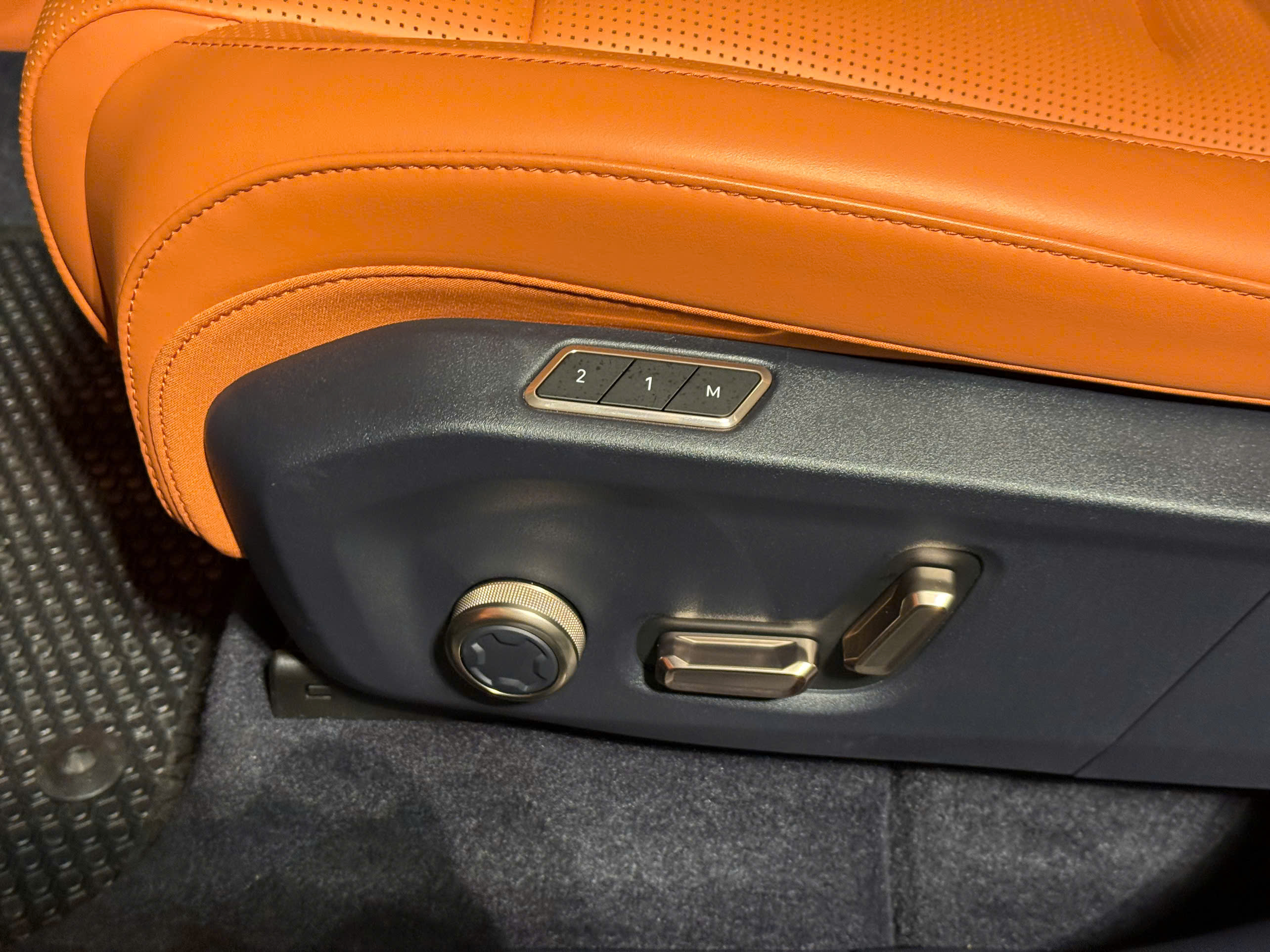 Lynk & Co 900 481590516_14ca7a36b8d8e21386965400e974db38.jpg