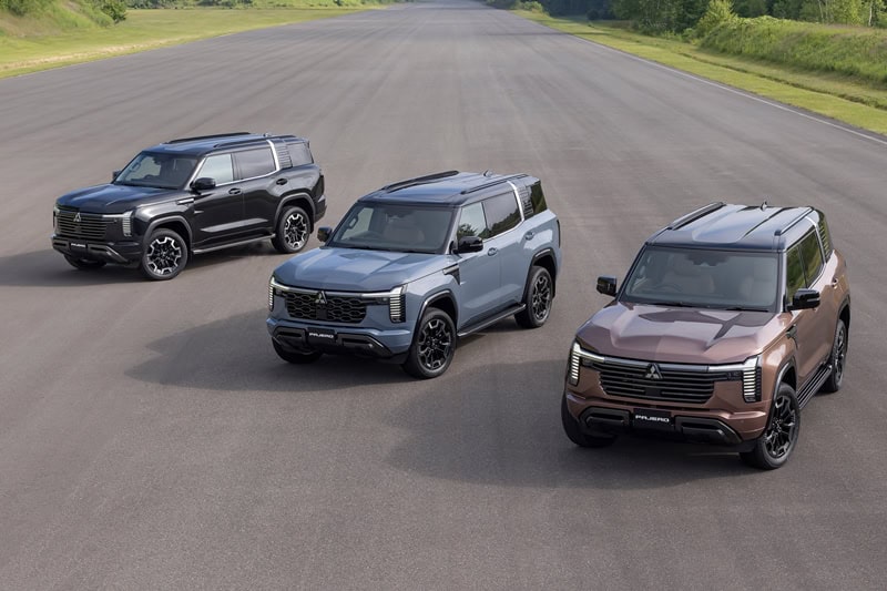 Mitsubishi_PAJERO_official_007.jpg