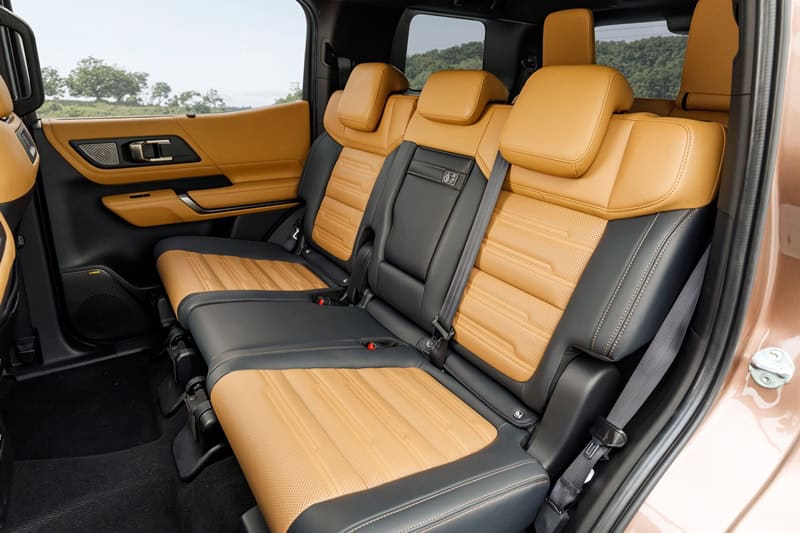 Mitsubishi_PAJERO_official_071.jpg