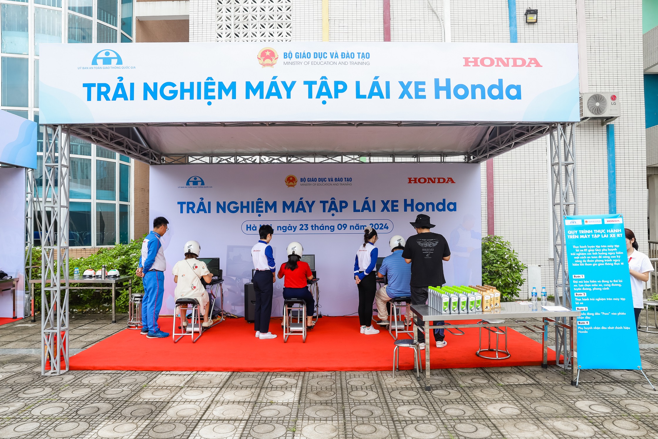 Phụ huynh trải nghiệm trên máy tập lái xe Honda.JPG