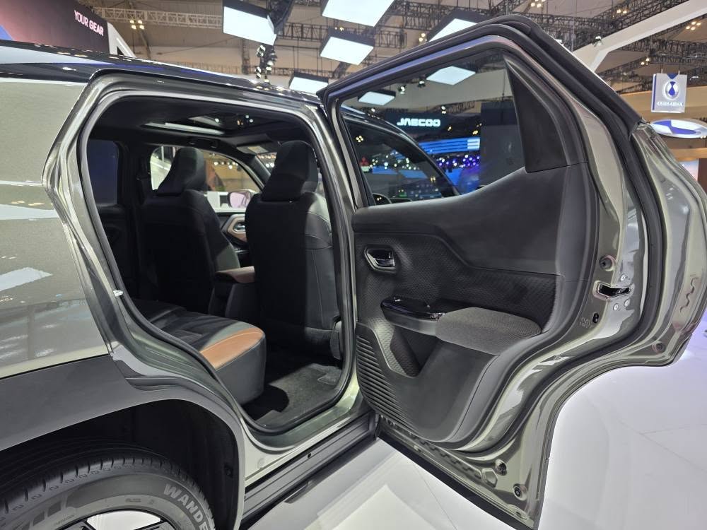 Suzuki e VITARA 11.jpg