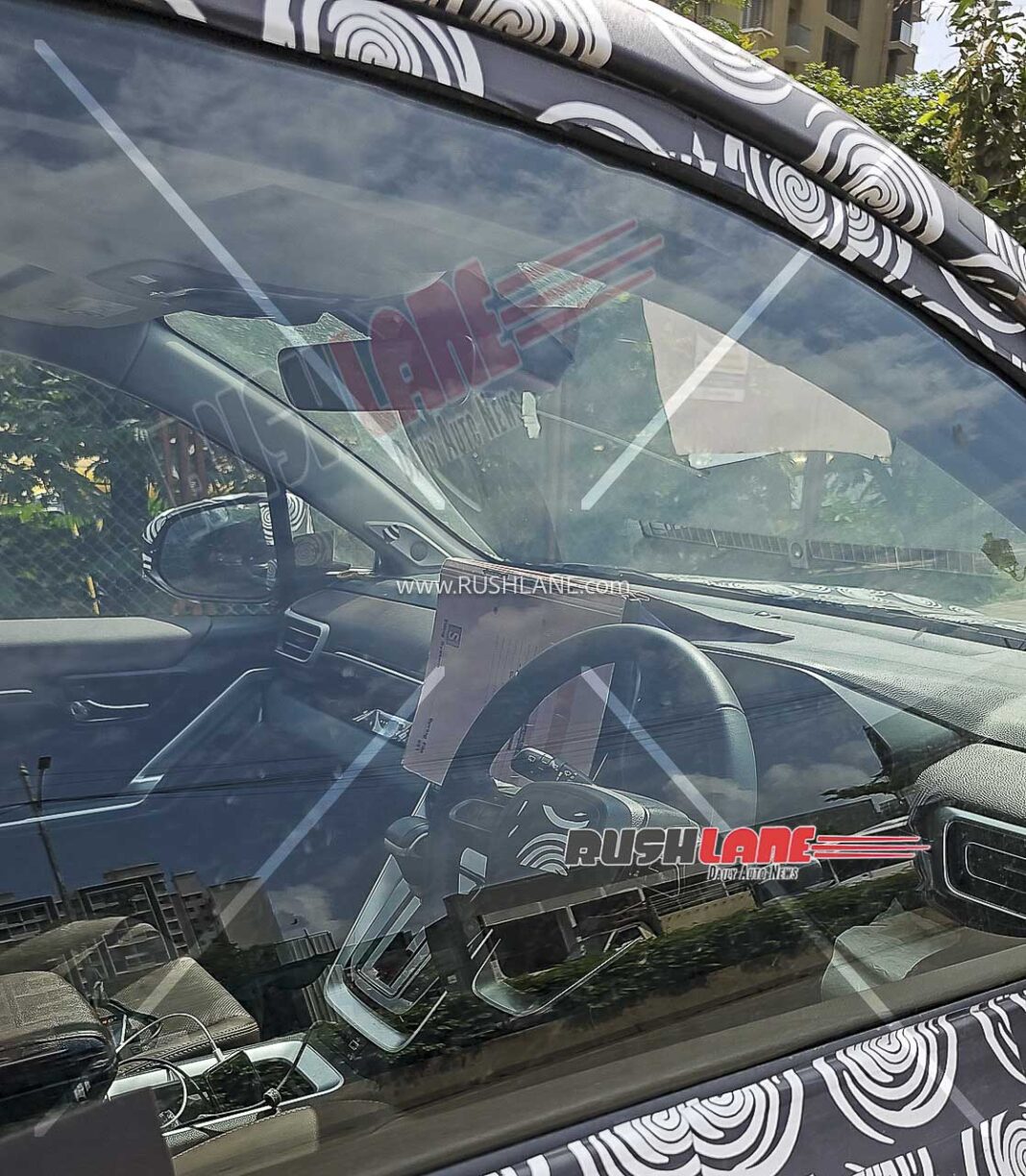 toyota-innova-hycross-facelift-hybrid-interiors-spied-5-1068x1224 (1).jpg