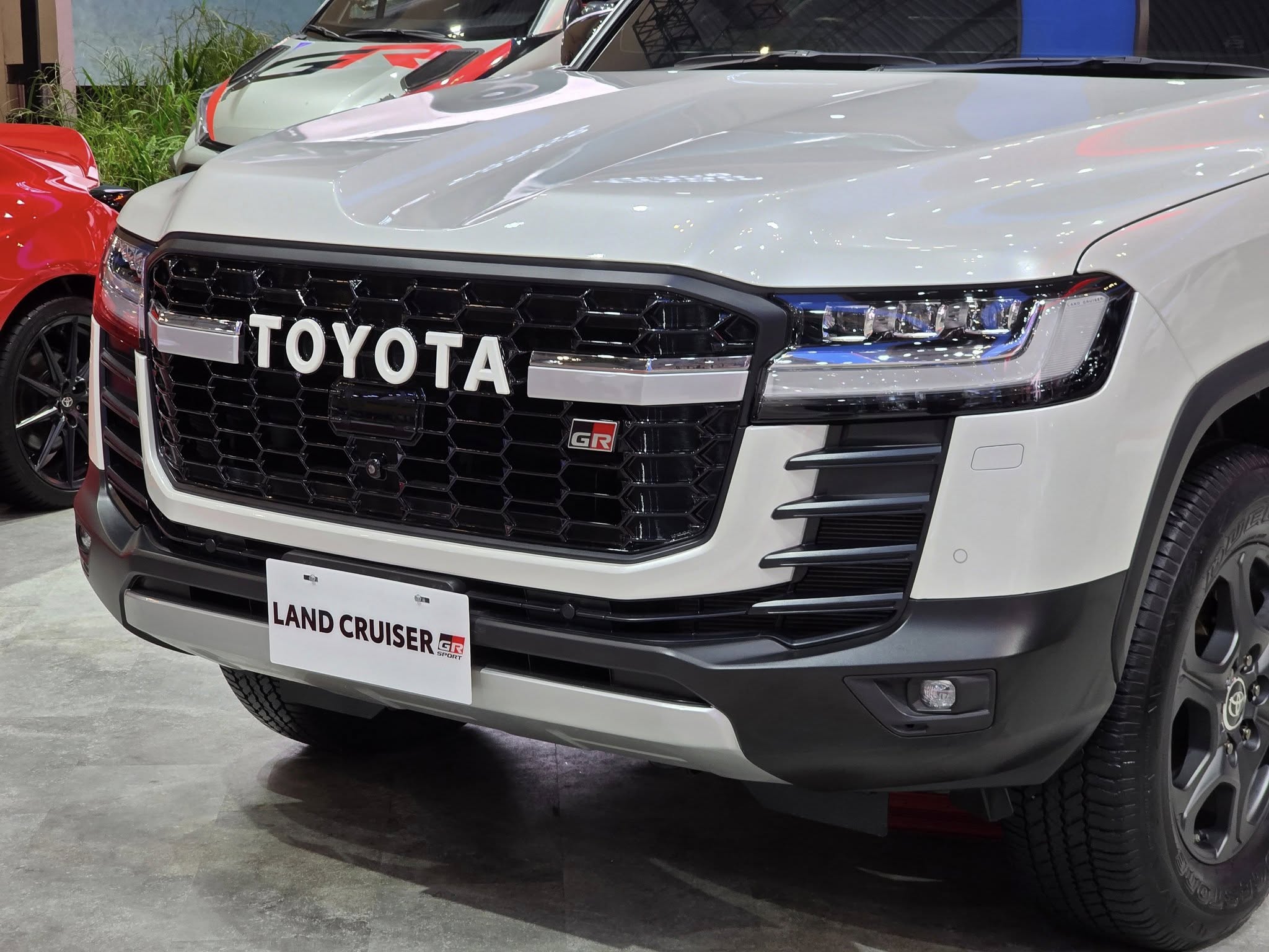 Toyota Land Cruiser 300 GR Sport 8.jpg