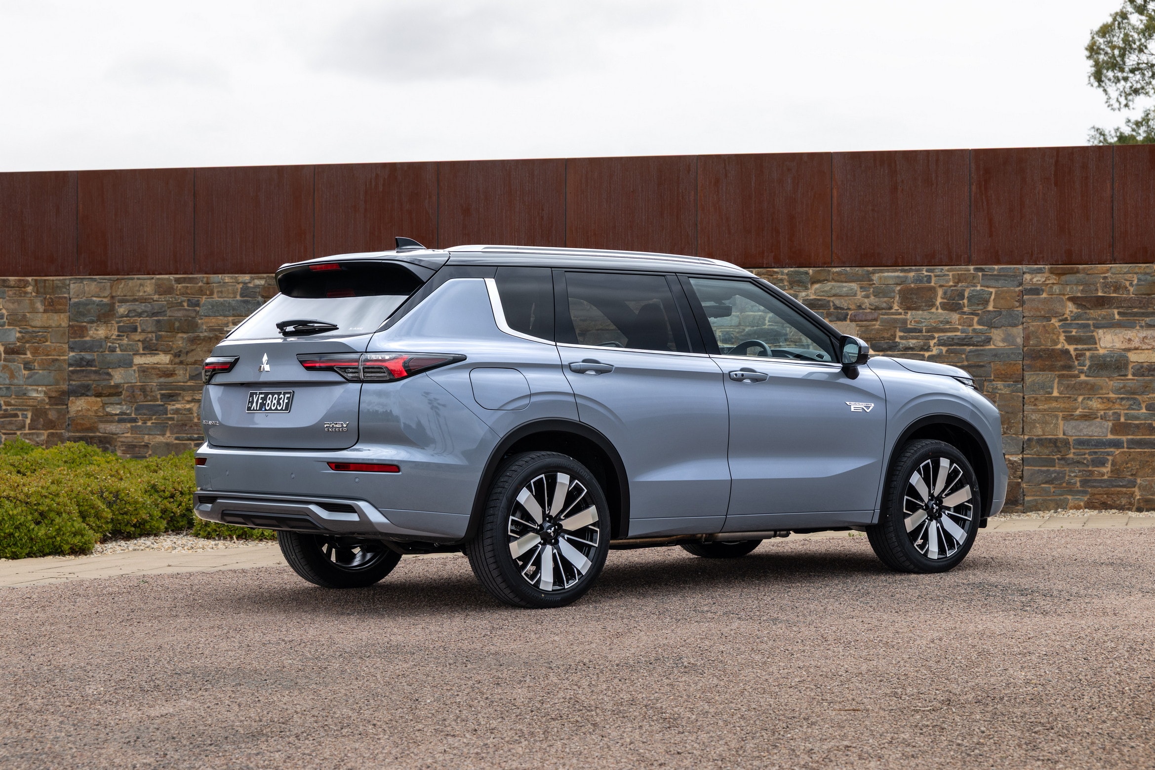 updated-mitsubishi-outlander-phev-arrives-at-dealers-heres-how-much-it-costs_6.jpg