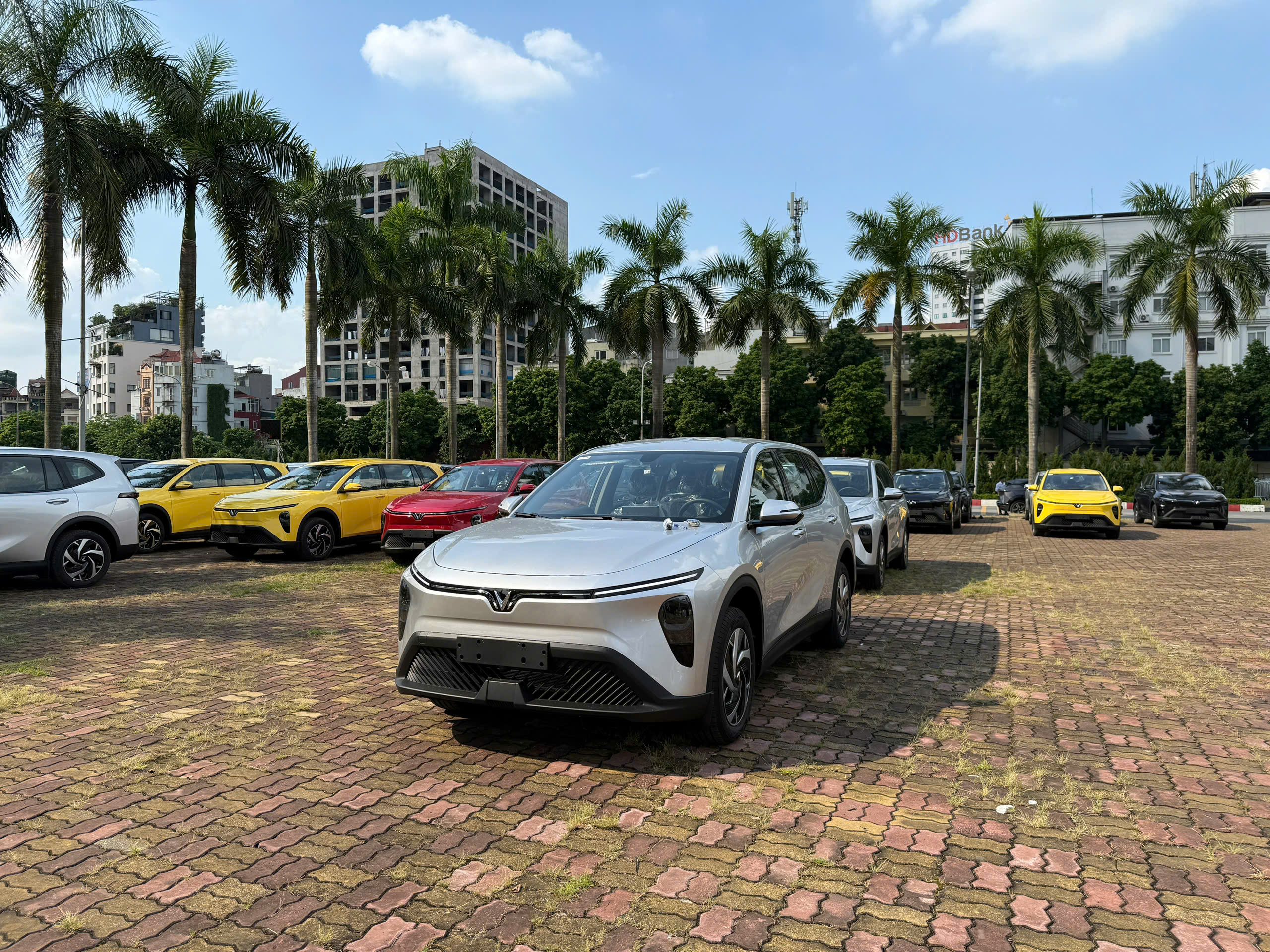 VinFast Limo Green-5.jpg