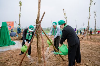4.1. Lãnh đạo hai bên trồng cây trong khuôn khổ ngày hội.jpg.jpg