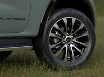 Ford Everest Platinum V6 3.jpg
